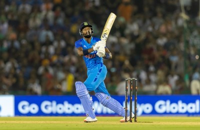 Hardik Pandya's stormy 71 in vain as Australia defeat India by 4 wickets to take 1-0 lead