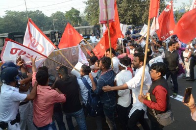 Kolkata Police stop left activists during their Raj Bhavan march over recruitment scam