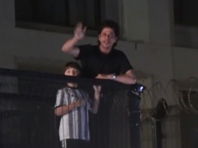 Shah Rukh Khan greets fans from Mannat at midnight on 57th birthday