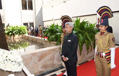 Jaishankar pays tributes at 26/11 memorial in Mumbai