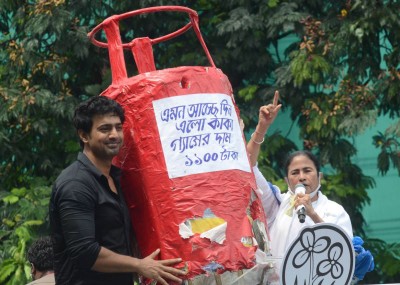 Mamata tears into Modi govt over GST on staple food, LPG price hike at her bellwether annual rally