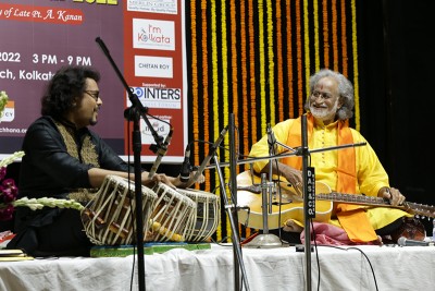 Pt Viswamohan Bhatt enthral guests at a cultural evening by Suromurchhana US and Kolkata