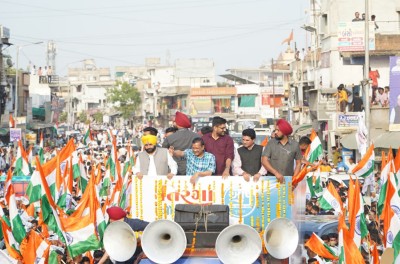 Kejriwal in Gujarat, woos voters at roadshow