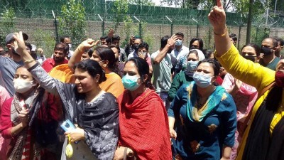 Srinagar: Kashmiri Pandits protest killing of Hindu teacher in J&K's Kulgam