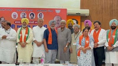 5 Congress, 2 Akali Dal leaders join BJP in Punjab