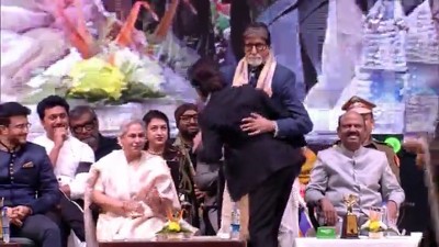 28th KIFF: Video showing SRK touching Amitabh Bachchan's feet goes viral