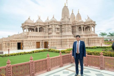 Piyush Goyal visits Shree Swaminarayan Temple in Los Angeles