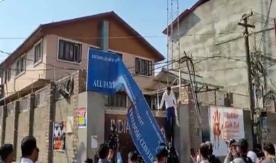 Srinagar: Shut Hurriyat office signboard removed in protests against Kashmiri Pandit's killing