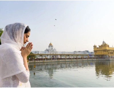 Manushi Chillar visits Golden Temple, looks gorgeous in white salwar suit 