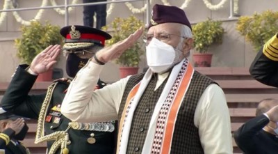 PM Narendra Modi pays tribute to fallen soldiers at War Memorial