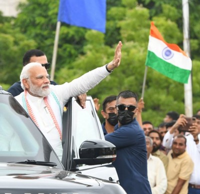 PM Modi being welcomed in Bhuj