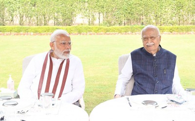 PM Modi calls on LK Advani on his birthday