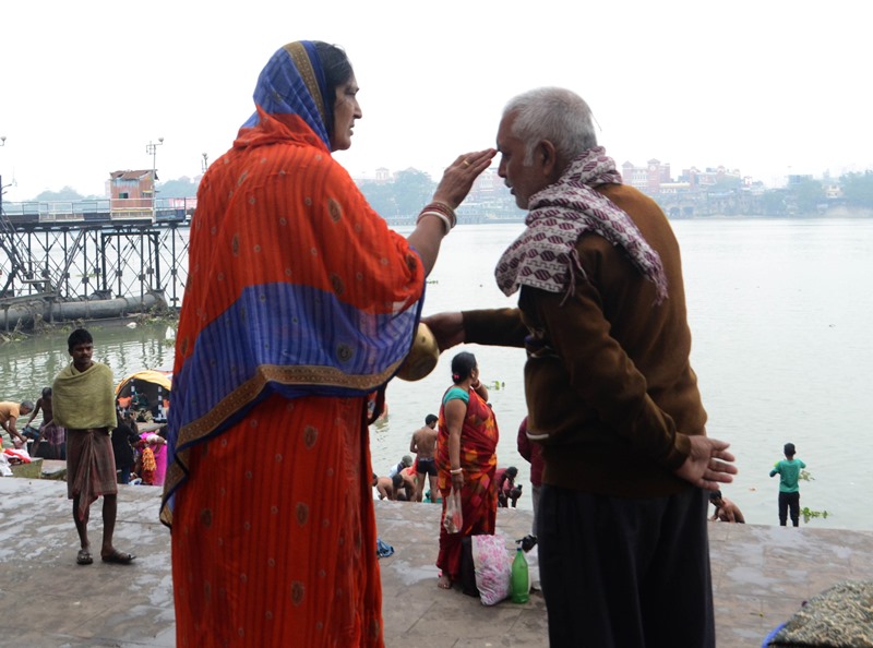 Makar Sankranti: Devotees take holy dip in the Ganges