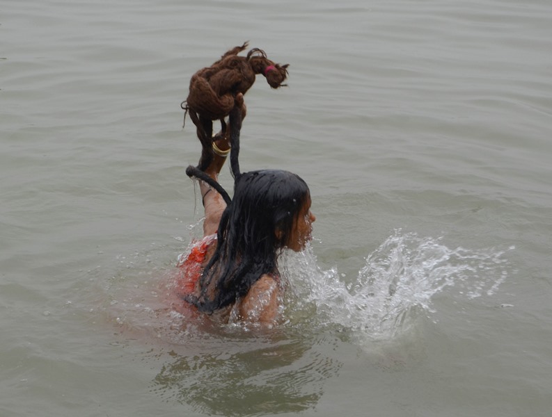 Makar Sankranti: Devotees take holy dip in the Ganges