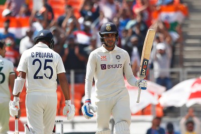 India steadily reply to Australia's 480 in Ahmedabad