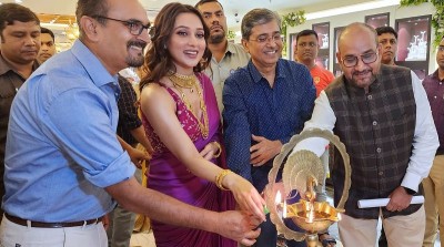 In images: Mimi Chakrabotry at new Tanishq showroom in Kolkata