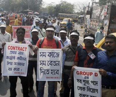 Members of State Bank of India Contractual Workers Association participate in Kolkata rally