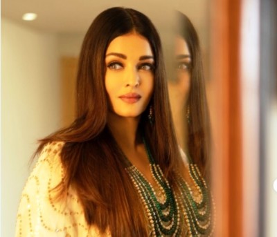 Aishwarya Rai Bachchan leaves her husband, fans smitten with new set of pics from PS 2 promotions