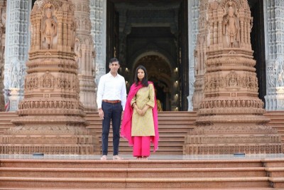 Rishi Sunak, wife Akshata Murthy visit Delhi's Akshardham Temple