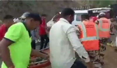 12 dead as bus from Pune to Mumbai falls into gorge