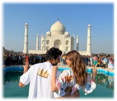 Kriti Sanon, Karthik Aaryan reach Agra to promote Shehzada, duo poses infront of Taj Mahal