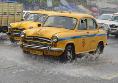 Rain slows traffic in Kolkata