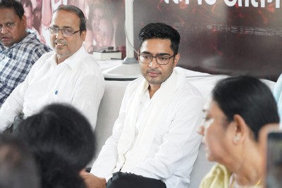 Abhishek Banerjee-led TMC delegation's dharna outside Bengal Guv house enters day 2