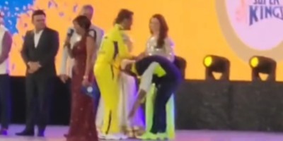 Picture of Arijit Singh touching MS Dhoni in IPL opening ceremony goes viral