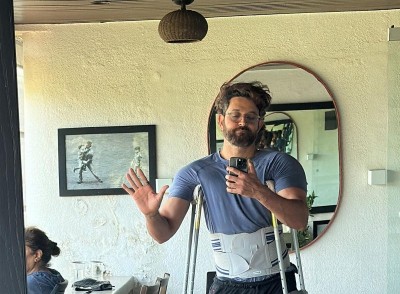 Hrithik Roshan suffers muscle injury, shares image on Instagram with crutches