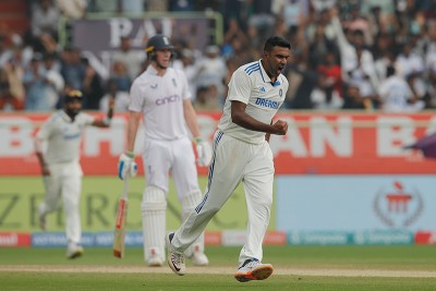 India reduce England to 194/6 at lunch on day 4 in Vizag