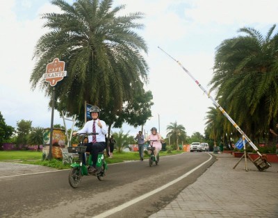 US Ambassador to India Eric Garcetti enjoys electric scooter ride in Kolkata, pledges to build greener and healthier future