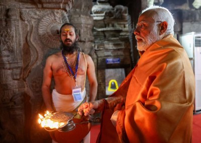 PM Modi offers prayers at Veerbhadra temple in Andhra Pradesh's Lepakshi