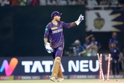 IPL: KKR back on winning track, beat RCB by 1 run in last-ball thriller