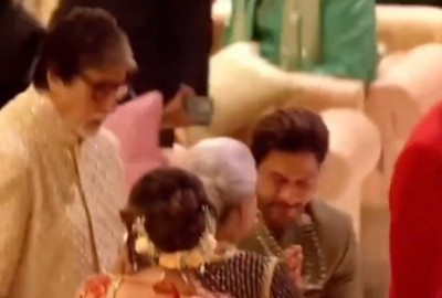 Shah Rukh Khan touching Amitabh Bachchan and Jaya Bachchan's feet at Ambani wedding rekindle 'K3G' memories