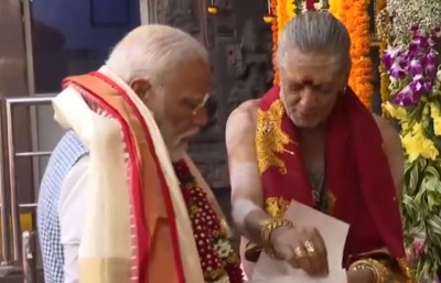 PM Modi offers prayers at Ujjaini Mahankali temple in Hyderabad