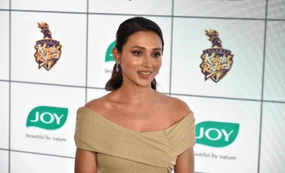 Mimi Chakraborty unveils Joy Personal Care's 4D anamorphic display 'JOY KKR 4D Fan-tasy' in Kolkata