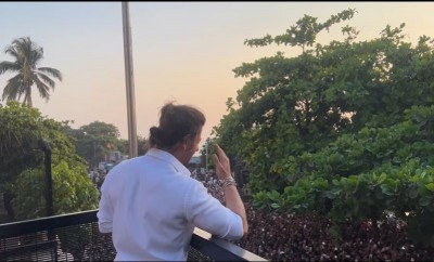 SRK greets fans outside Mannat with son AbRam on Eid