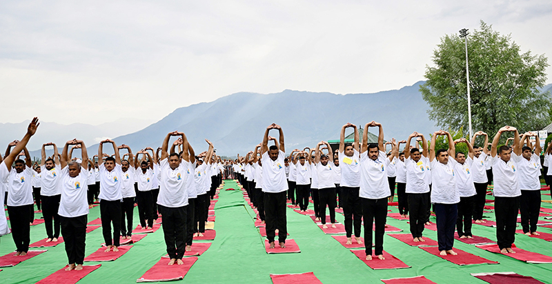 Slideshow: India Army performs yoga in highest battlefield Siachen as PM Modi leads the day from Kashmir