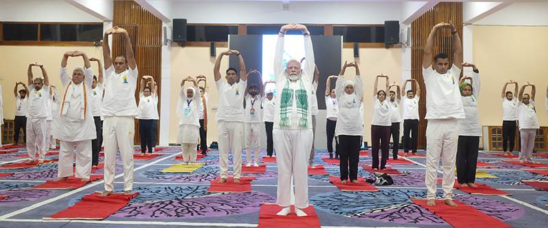 Slideshow: India Army performs yoga in highest battlefield Siachen as PM Modi leads the day from Kashmir