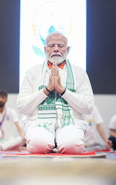 Slideshow: India Army performs yoga in highest battlefield Siachen as PM Modi leads the day from Kashmir