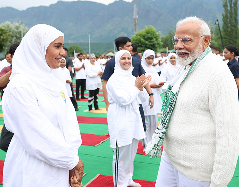 Slideshow: India Army performs yoga in highest battlefield Siachen as PM Modi leads the day from Kashmir