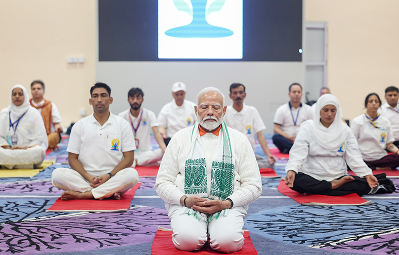 Slideshow: India Army performs yoga in highest battlefield Siachen as PM Modi leads the day from Kashmir