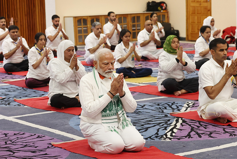 Slideshow: India Army performs yoga in highest battlefield Siachen as PM Modi leads the day from Kashmir