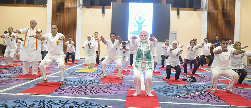 Slideshow: India Army performs yoga in highest battlefield Siachen as PM Modi leads the day from Kashmir