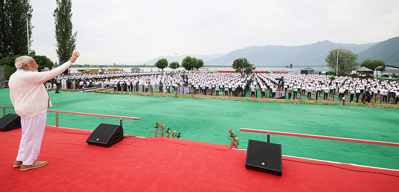 Slideshow: India Army performs yoga in highest battlefield Siachen as PM Modi leads the day from Kashmir