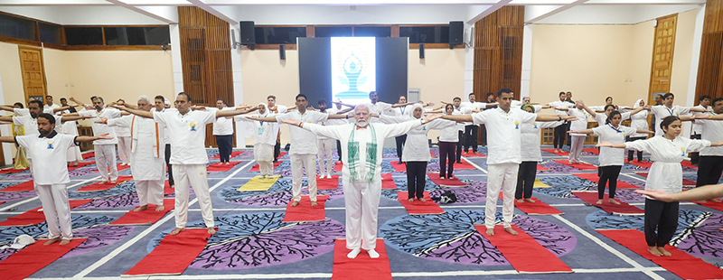 Slideshow: India Army performs yoga in highest battlefield Siachen as PM Modi leads the day from Kashmir