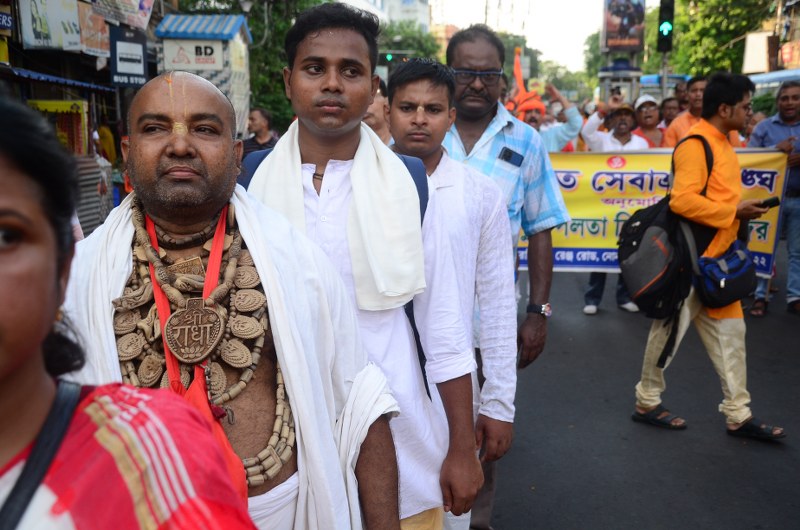 Sadhus hit streets in Kolkata against Mamata remark on Kartik Maharaja