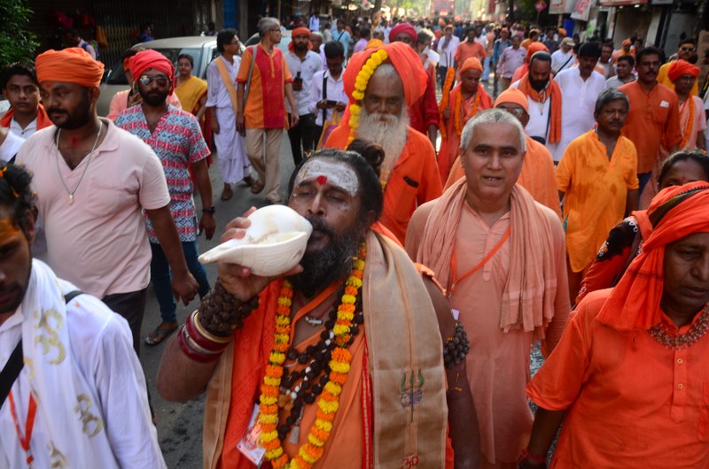 Sadhus hit streets in Kolkata against Mamata remark on Kartik Maharaja