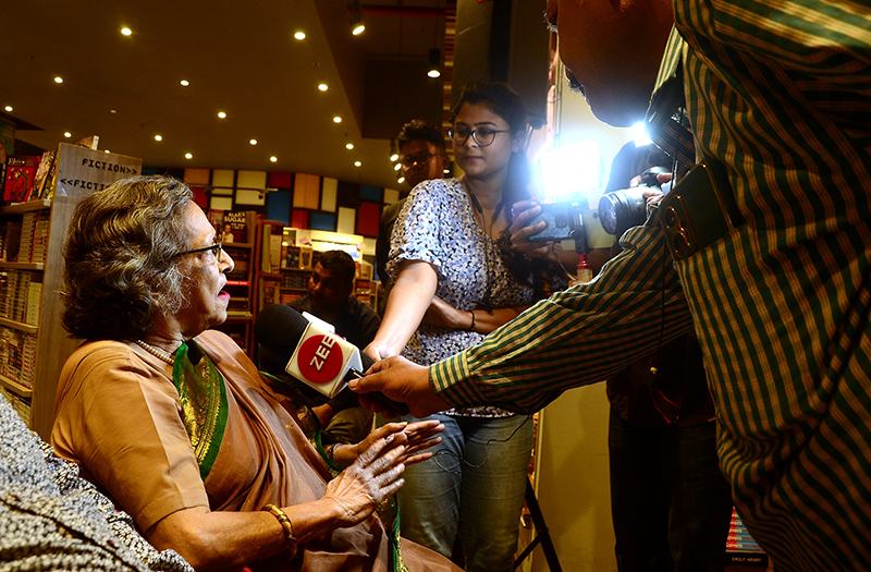 Prosenjit Chatterjee unveils journalist Shoma A. Chatterji's book on Amitabh Bachchan