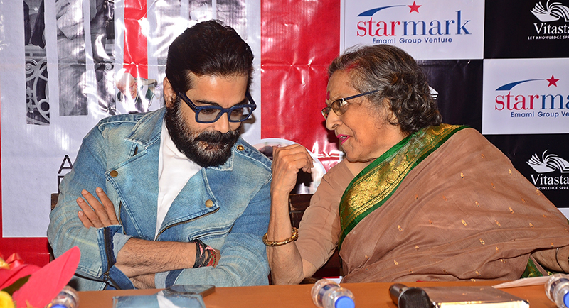 Prosenjit Chatterjee unveils journalist Shoma A. Chatterji's book on Amitabh Bachchan